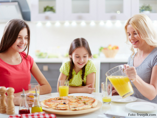 3 pontos importantes para começar a praticar o comer consciente - Família reunida no momento da refeição