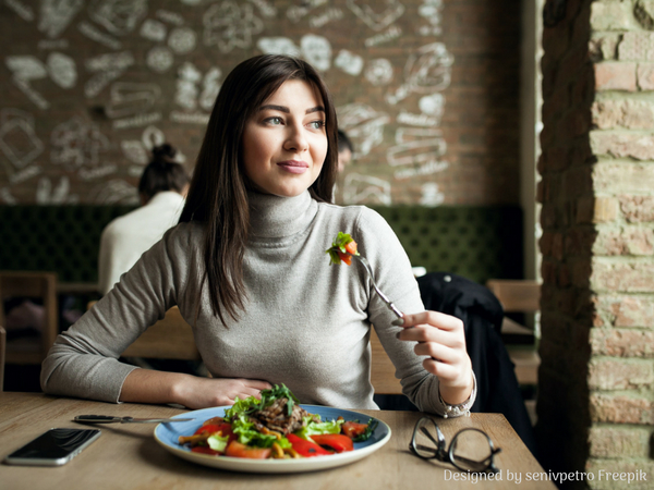 3 pontos importantes para começar a praticar o comer consciente - Mulher consciente no momento da refeição