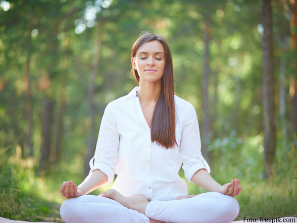 3 pontos importantes para começar a praticar o comer consciente - Mulher meditando